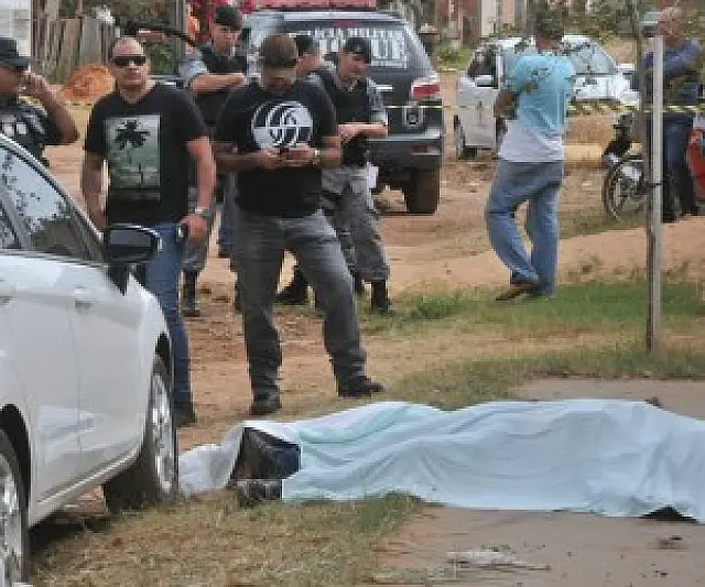 Briga entre patrão e funcionário termina com ambos mortos a tiros e facadas