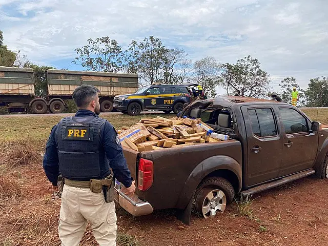 PRF apreende 703 kg de maconha após perseguição na BR-163