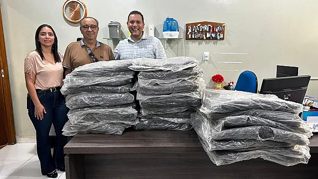 Hospital de Anastácio recebe 30 cobertores doados pelo banco Sicoob