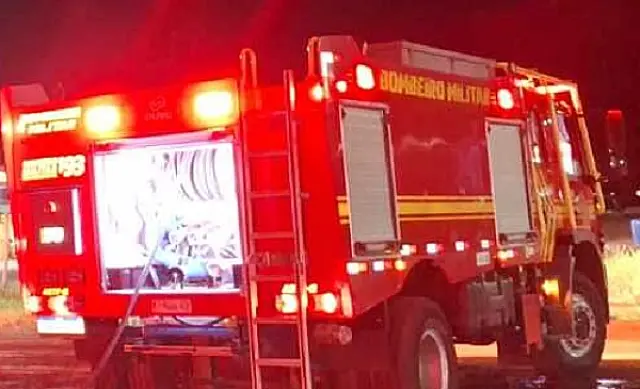 Incêndio em imóvel vazio mobiliza equipes do Corpo de Bombeiros, em Anastácio