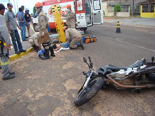 Homem fica ferido após acidente entre carro e moto na Avenida Pantaneta