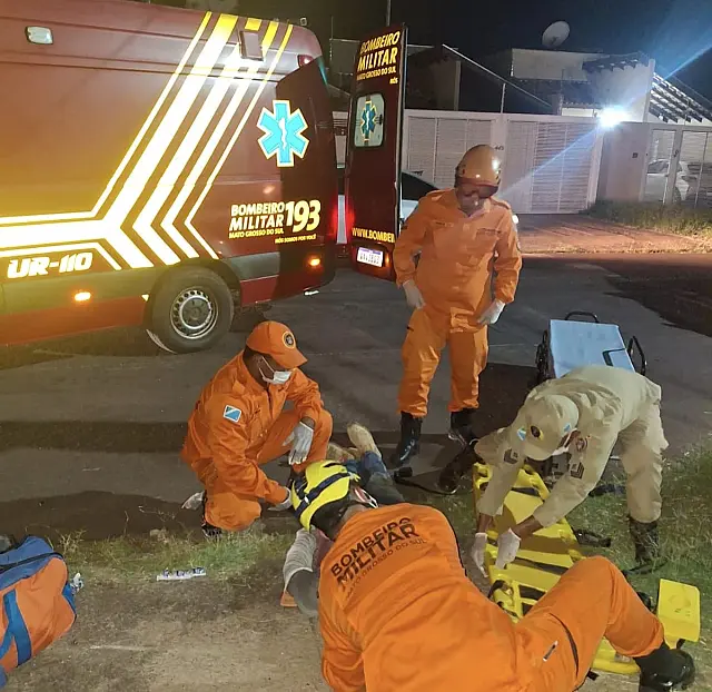 Motociclista cai após fio de internet se enroscar em pneu em Corumbá