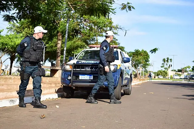 Motociclista sem CNH é detido após empinar moto e pilotar na contramão