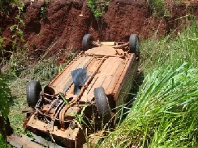 Mulher sobrevive após ser 'lançada' de carro durante capotagem em MS