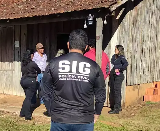 Mulher e bebê são mantidos em cárcere após mãe não entregar criança