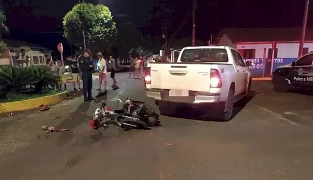 Bêbado e sem CNH, motociclista morre após bater em caminhonete