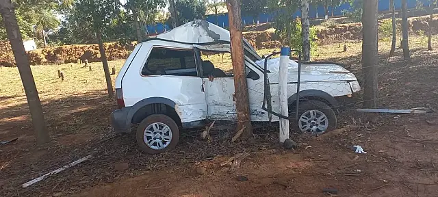 Jovem morre após carro bater em árvores em estrada vicinal