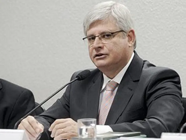 Prisão de mensaleiros só após fim do processo, diz procurador-geral