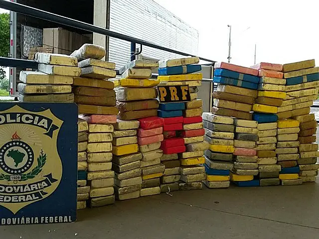 PRF apreende 180 quilos de maconha em caminhão de mudança