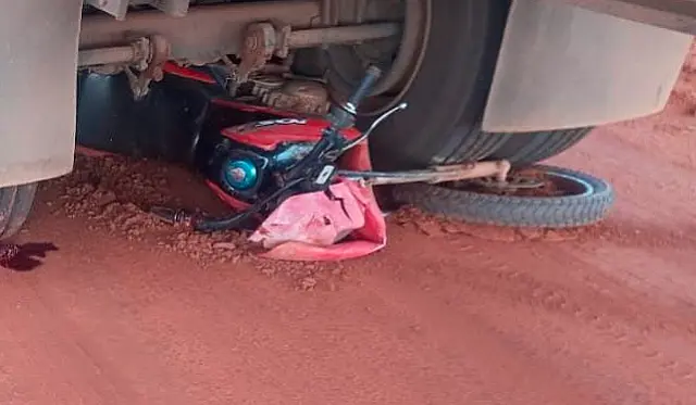 Motociclista morre prensado após ser atingido por caminhão