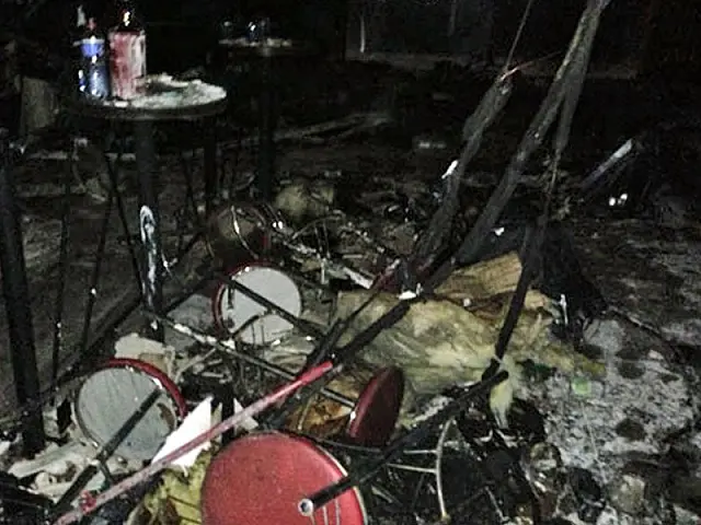 Dono de boate e vocalista de banda são detidos após incêndio que matou 231