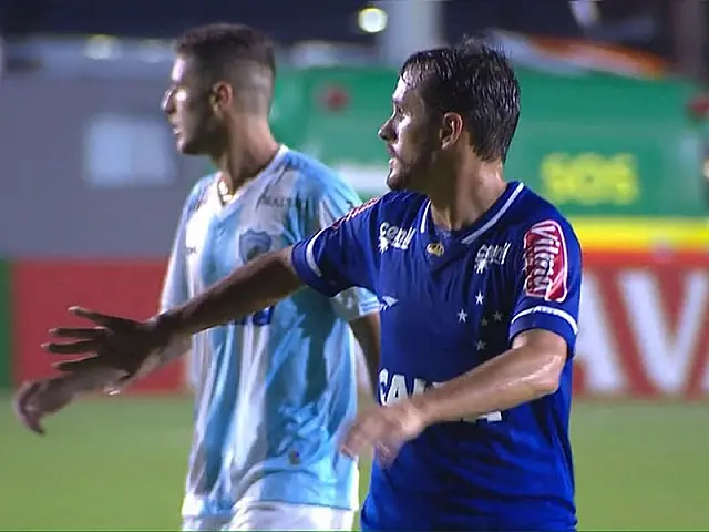 Com atraso por falta de luz, Cruzeiro bate Londrina e se classifica na Copa do Brasil