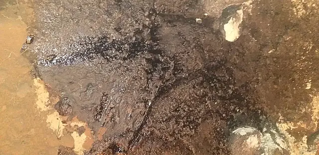 Dono de tornearia é multado em R$ 5 mil por derramar óleo na galeria pluvial