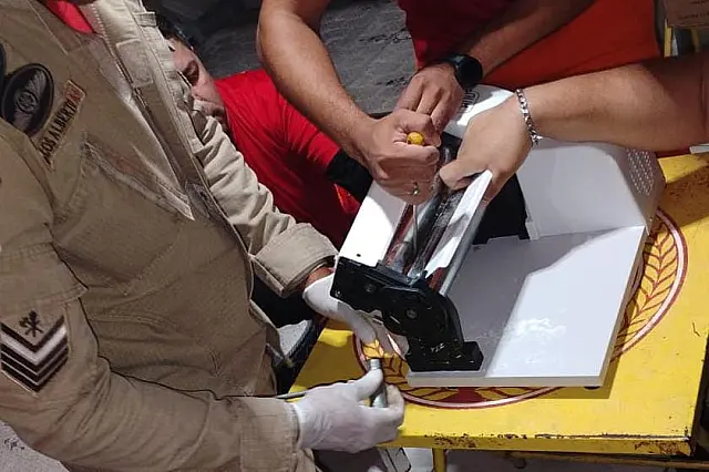 Jovem tem dedos esmagados por cilindro de pastel em evento religioso