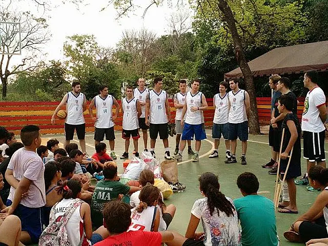 Jogadores de basquete de Campo Grande visitam alunos do 'Adote 1 Atleta'