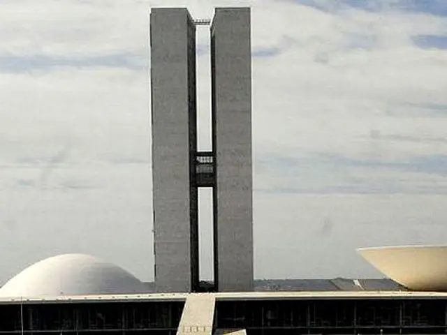 Câmara corta supersalários, e Senado descontará extras