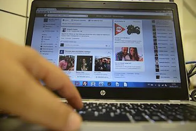 Pesquisa diz que 95% dos internautas navegam na web enquanto veem TV