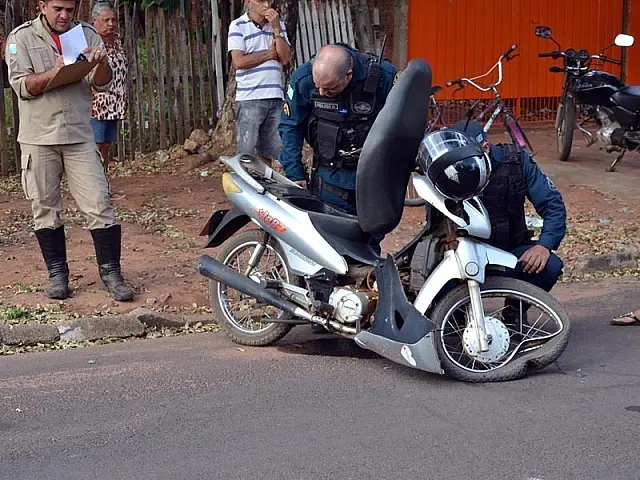 Menor bate moto em outra e diz que não estava pilotando veículo