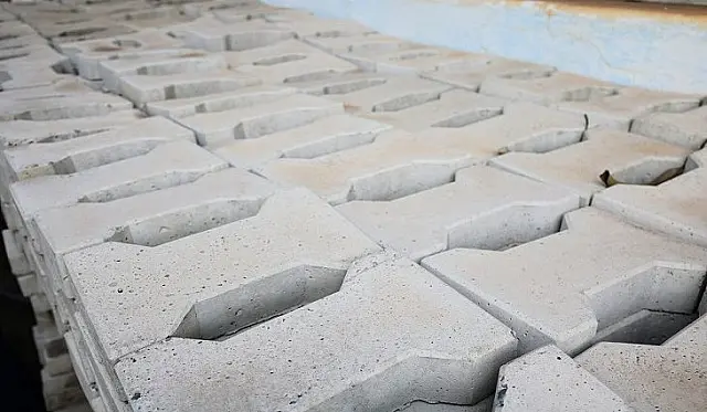 Tijolos de concreto feitos por presos de Jardim serão usados em reformas de praças e escolas
