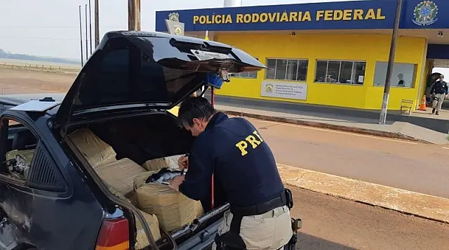 Homem foge, causa acidente e abandona veículo com quase 500 kg de maconha