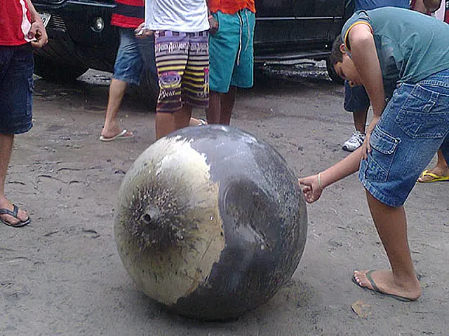Esfera de metal cai do céu no interior do Maranhão