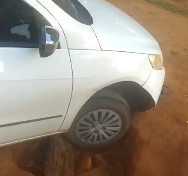 Carro cai em buraco na rua e gera transtorno a família de Anastácio