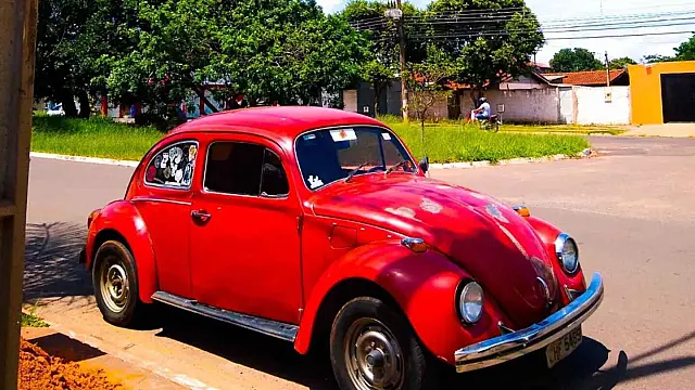 'Xodó' da família, fotógrafo faz buscas para encontrar fusca vermelho furtado