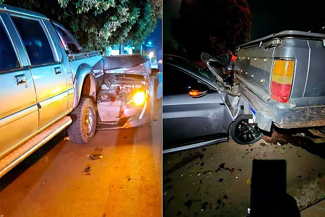 Motorista de carro bate em camionete e 3 veículos se envolvem no acidente
