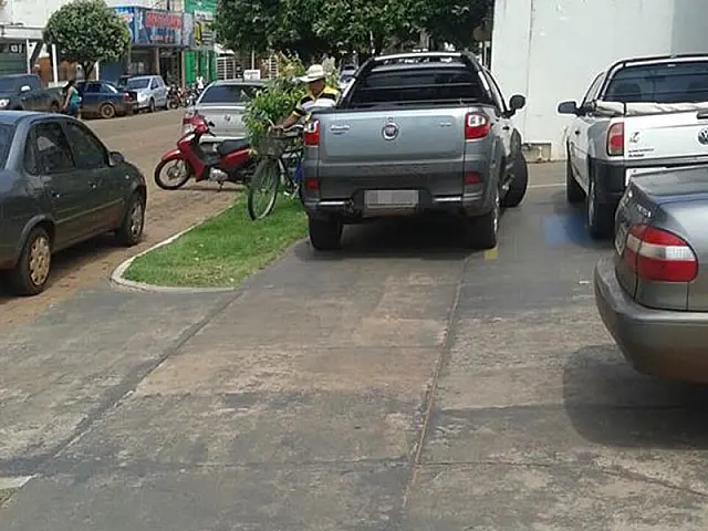 Leitor de Aquidauana reclama de carros estacionados em calçada