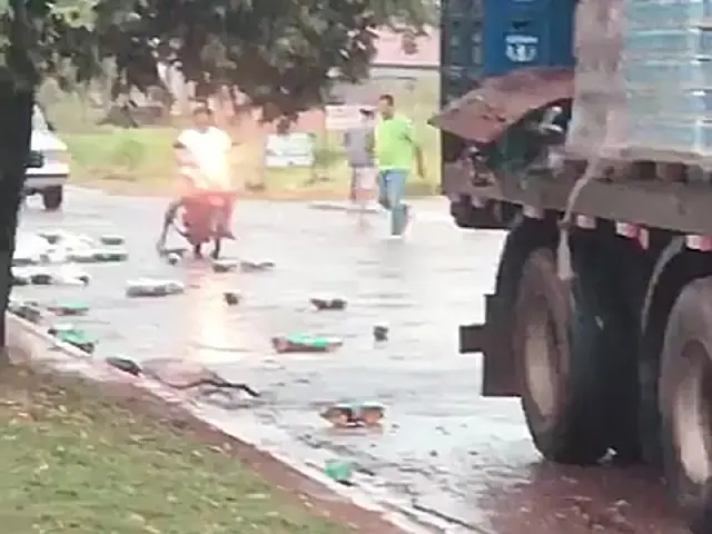 Após queda de carga de refrigerantes, bebidas são saqueadas na Av. Manoel Murtinho