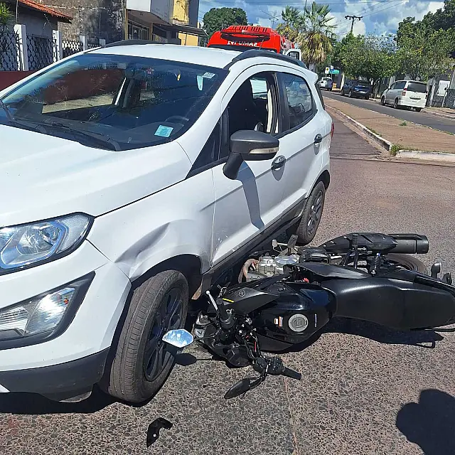 Colisão entre carro e moto deixa motociclista ferido no centro de Corumbá
