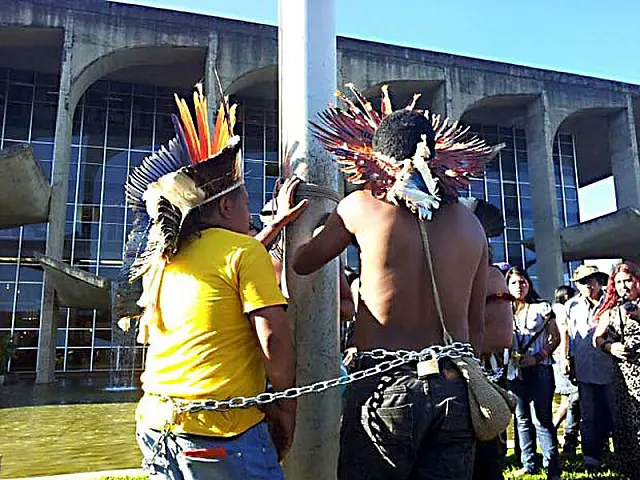 Em protesto, índios se acorrentam em frente ao Palácio da Justiça