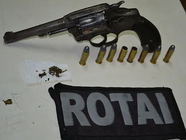 Após efetuar disparos de arma de fogo, dupla é presa pela Rotai