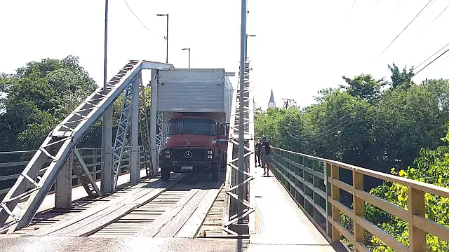 Caminhão fica "enroscado" e bloqueia ponte velha entre Aquidauana e Anastácio
