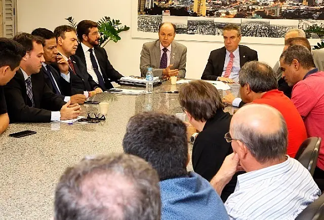 Atendendo funcionários, deputados intermediam acordo entre Governo e JBS