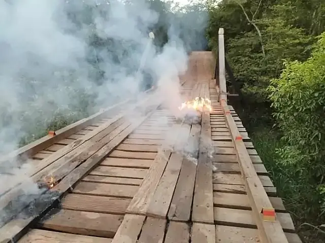 Vândalos incendeiam ponte de madeira no Distrito Águas de Miranda
