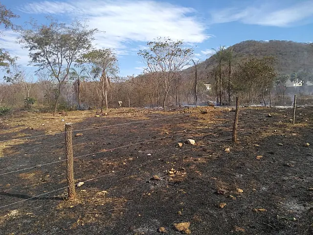 Bombeiros do Corumbá combatem incêndio em terrenos na zona sul da cidade