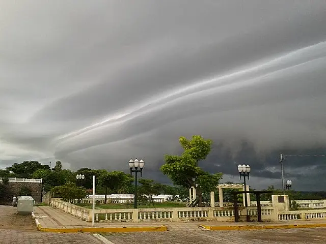Forte chuva com descarga elétrica volta a alagar ruas e casas em Corumbá