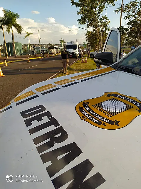 Operação conjunta entre Detran-MS e Agepan flagra motorista de van bêbado em feriado