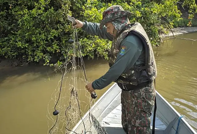 PMA fiscaliza 18 embarcações no rio Miranda e apreende apetrechos de pesca ilegais