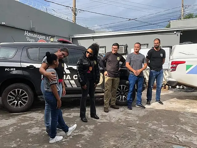 Com sonho de ser policial, criança comemora aniversário temático com policiais