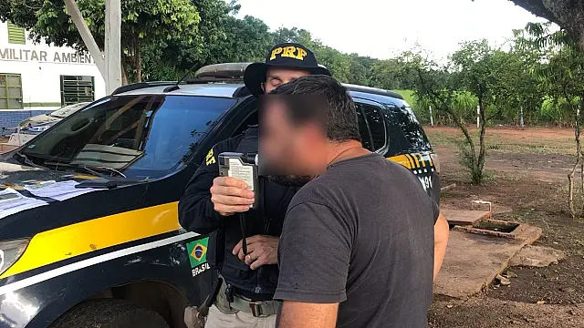 Motorista é conduzido à delegacia após acidente por dirigir alcoolizado