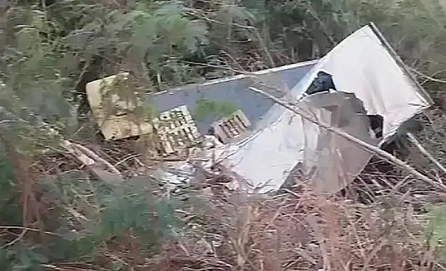 Caminhoneiro fica ferido após veículo capotar em ribanceira na BR-262