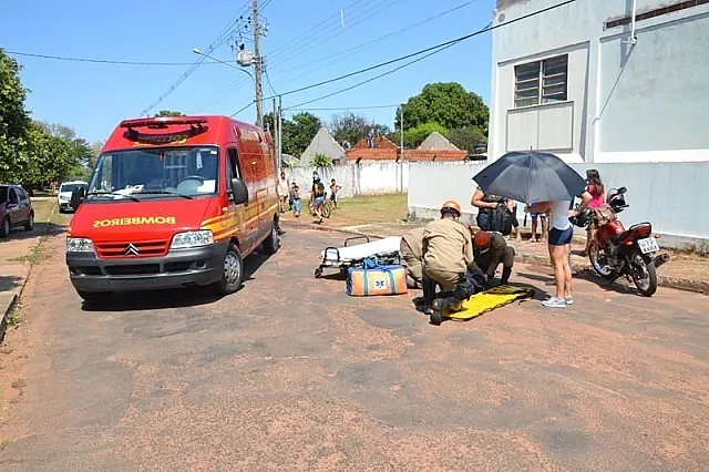 Mulher passa mal, cai de moto e sofre ferimentos leves na Vila Trindade