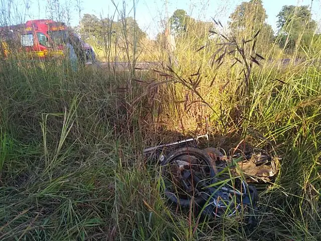 Motociclista tem traumatismo craniano após bater contra caminhonete