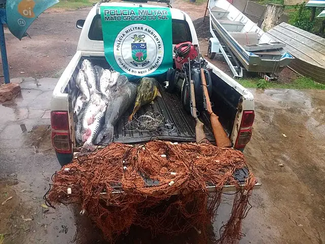 PMA de Aquidauana apreende 119 kg de pescado, barco, motor, redes e armas