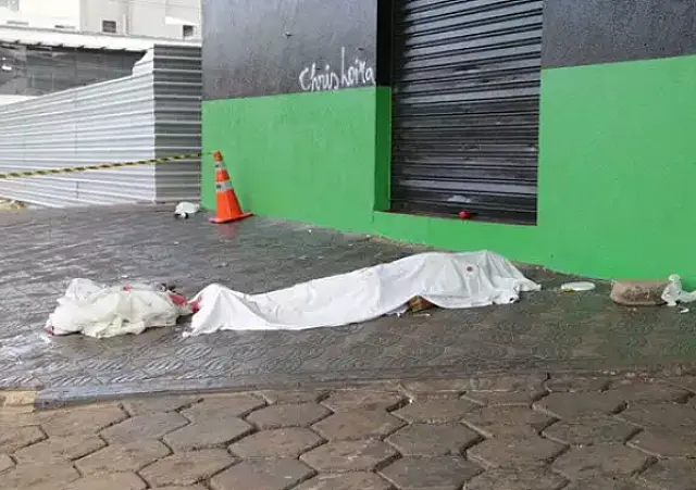 Morador de rua é morto com pedrada na cabeça enquanto dormia