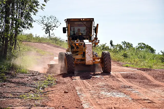 Estradas vicinais de Piraputanga passam por manutenção