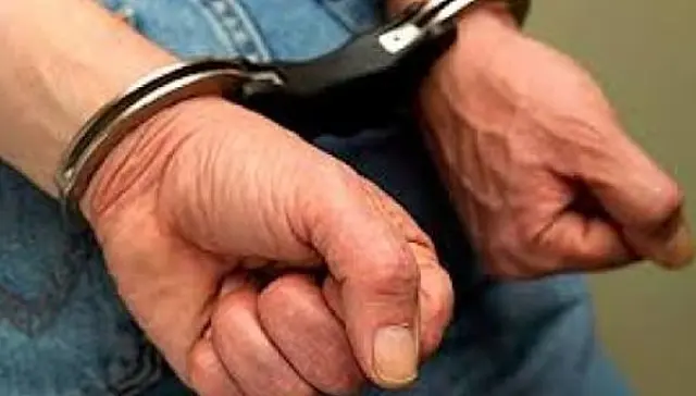 Após denúncia no 190, homem é preso embriagado e portando revólver na rua