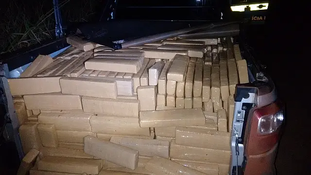 Motorista abandona carro roubado com 950 quilos de maconha